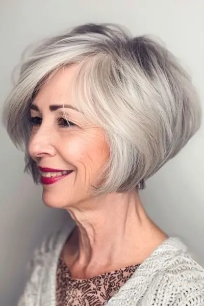 Peinado corto bob apilado para mujeres mayores de 50 años con cabello fino.