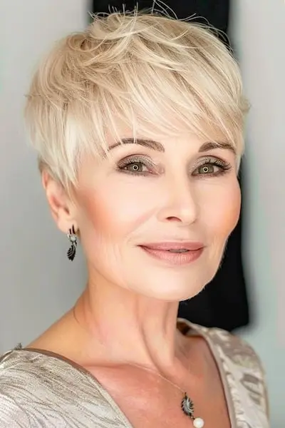 Nach vorne gebürstete Pixie-Frisur für Frauen über 60.