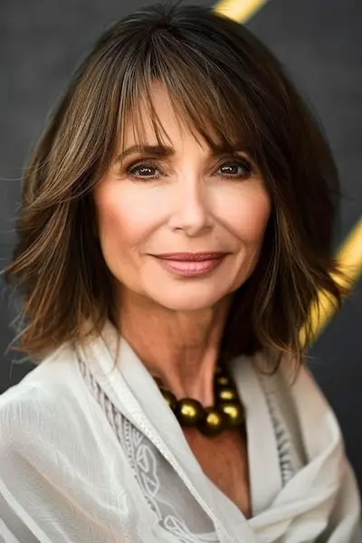 Welliger, dünner Bob mit Pony-Frisur für Frauen über 60.