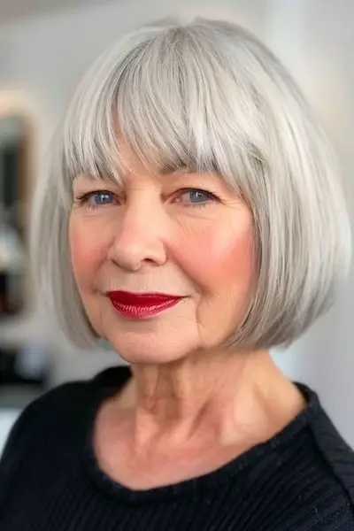 Abgerundeter Bob mit Fransenfrisur für Frauen über 60.