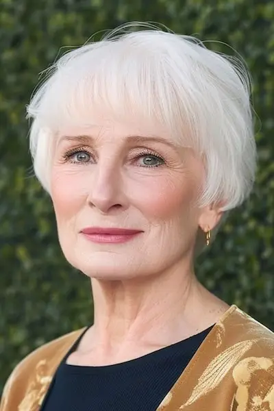 Bixie-Frisur mit feinem Pony für Frauen über 60.