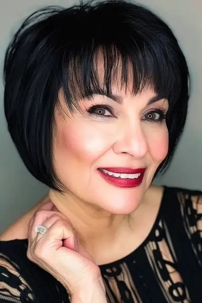 Invertierter Bob mit feinem Pony für Frauen über 60.