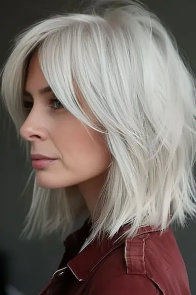 Penteado reto e desgrenhado para mulheres com mais de 50 anos.