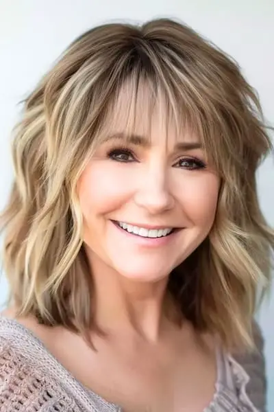 Penteado Shag com franja fina para mulheres com mais de 50 anos.