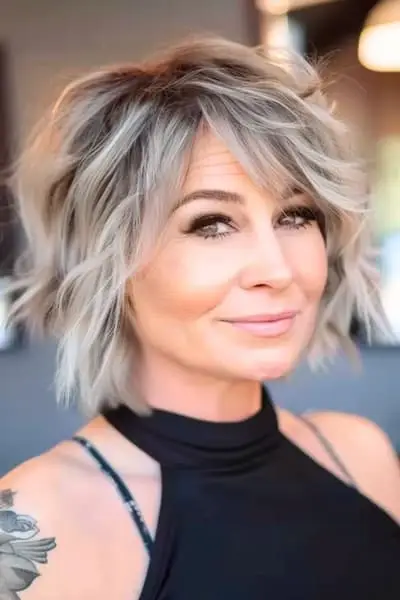 Penteado curto com mechas para mulheres acima de 50 anos.