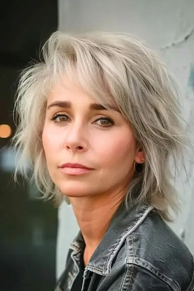 Penteado Shag com parte lateral para mulheres com mais de 50 anos.