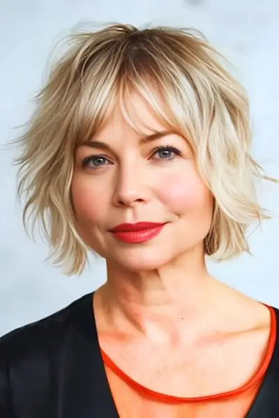 Penteado desgrenhado na altura do queixo para mulheres com mais de 50 anos.