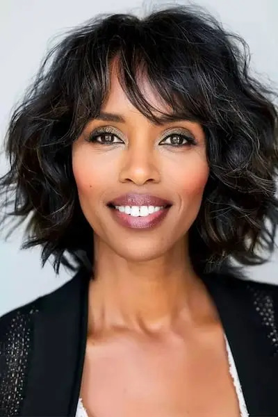 Penteado desgrenhado e desgrenhado para mulheres com mais de 50 anos.