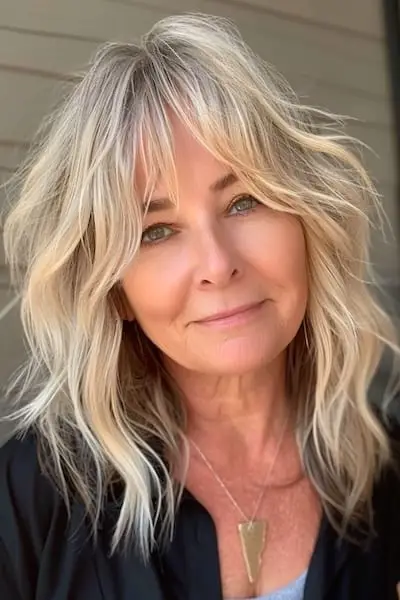 Penteado Shag com franja de cortina para mulheres com mais de 50 anos.