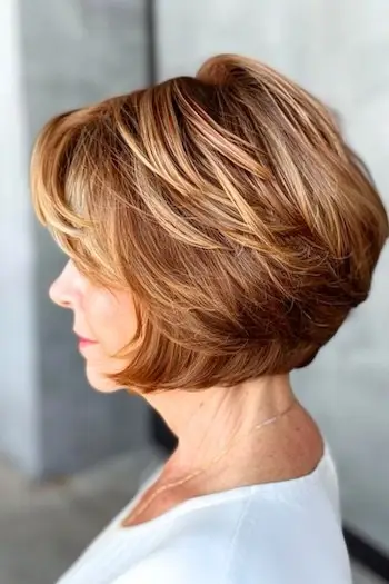 Fjer stablet Bob-frisure til kvinder over 60.