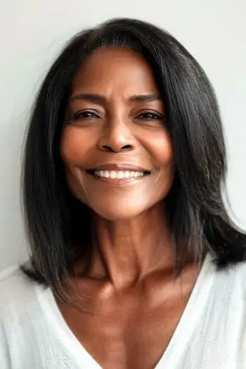 Lob med sidedel frisure til kvinder over 60.