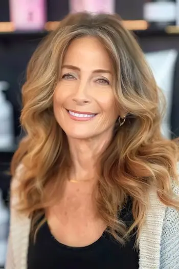 Face-Framing Waves Frisure til kvinder over 60.