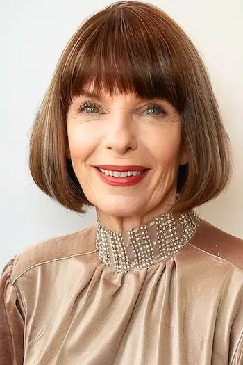 Afrundet Bob med fuld pandehår-frisure til kvinder over 60.