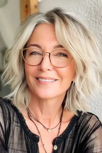 Kudłate warstwy Krótka fryzura dla kobiet po 50. roku życia w okularach.