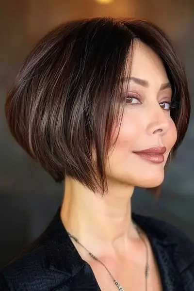 40歳以上の女性のための丸みのあるボブショートのヘアスタイル。