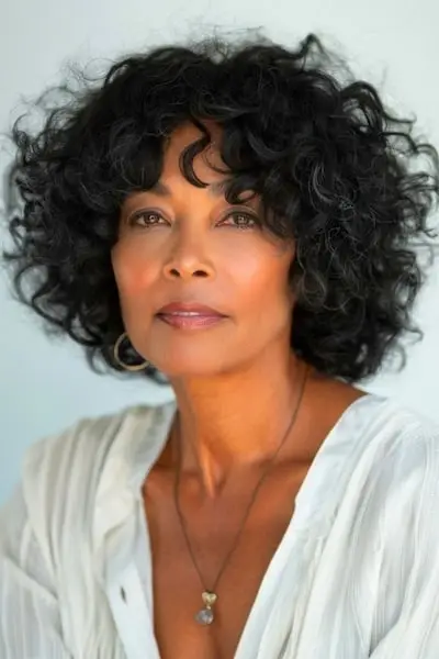 40歳以上の女性のための前髪付きレイヤードボブショートヘアスタイル。