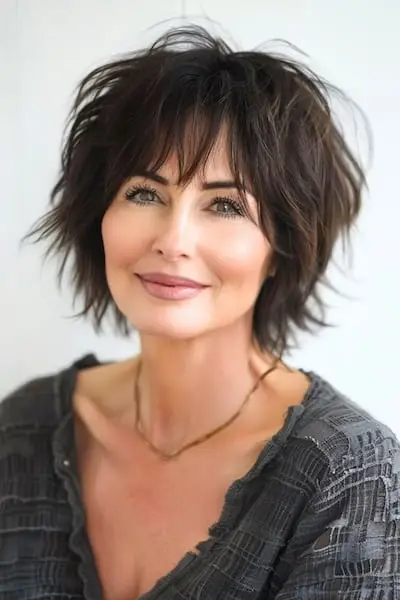 40歳以上の女性のためのテクスチャードシャギーボブショートヘアスタイル。