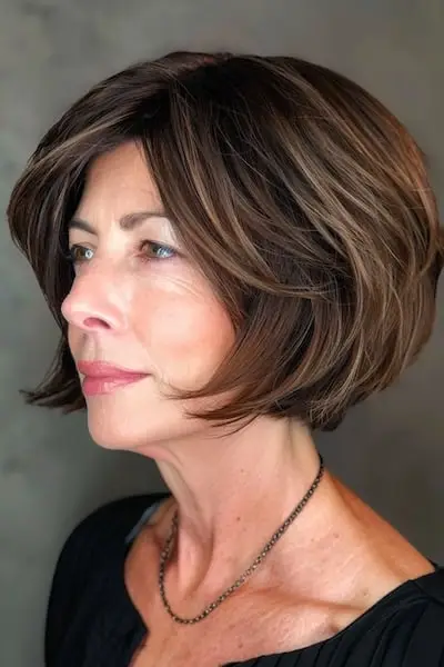 40歳以上の女性のためのストレートラウンドボブショートヘアスタイル。