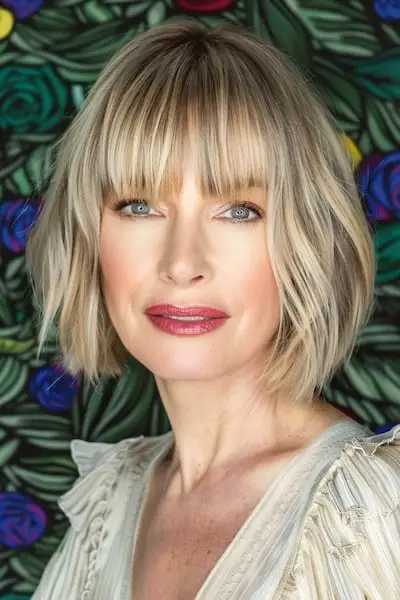 40歳以上の女性のための前髪のあるブラントボブショートヘアスタイル。