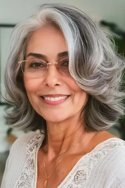 두꺼운 머리를 가진 50세 이상 여성을 위한 뒤집힌 끝 헤어스타일이 있는 레이어.