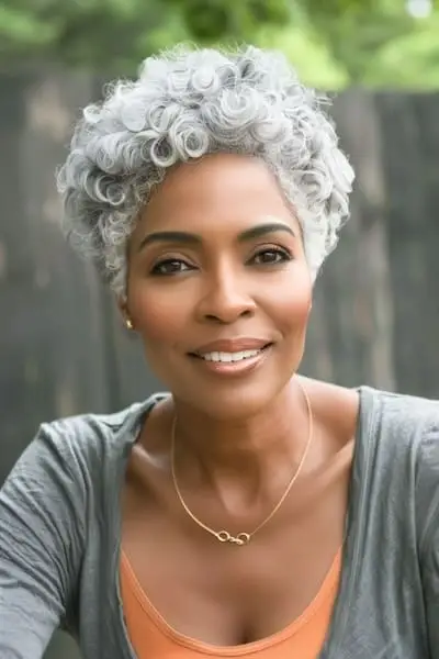 Světle šedý kudrnatý skřítek na ženě ve věku 50 let.