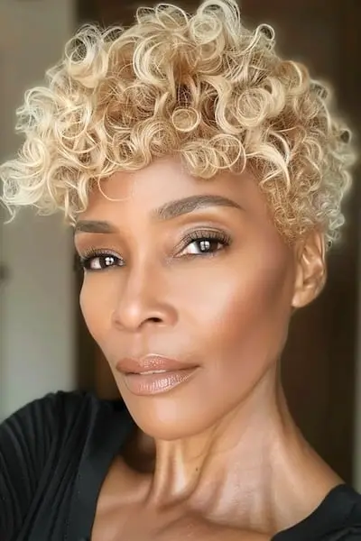 Kudrnatý blond skřítek pro ženy kolem 50 let.