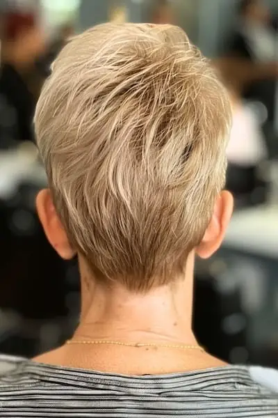 Zužující se vrstvený skřítek na ženě nad 50 let, pohled zezadu.