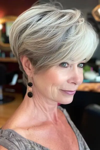 Dlouhý opeřený skřítek na ženě ve věku 50 let.