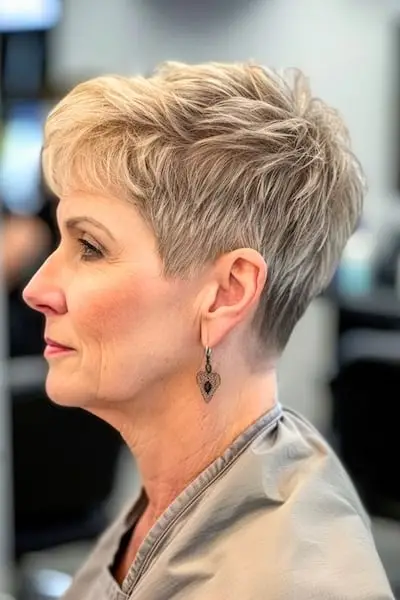 Texturovaný pixie se zúženou stranou pro ženy nad 50 let.