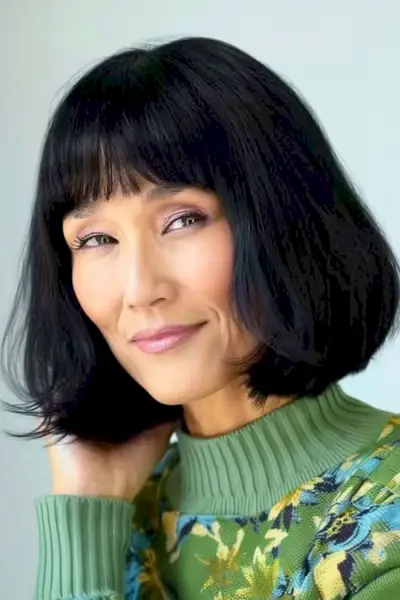 60歳以上の女性のための鈍い前髪のあるボブのミディアムレングスのヘアスタイル。