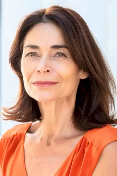 60歳以上の女性のための、端を跳ね上げたストレートなミディアムレングスのヘアスタイル。