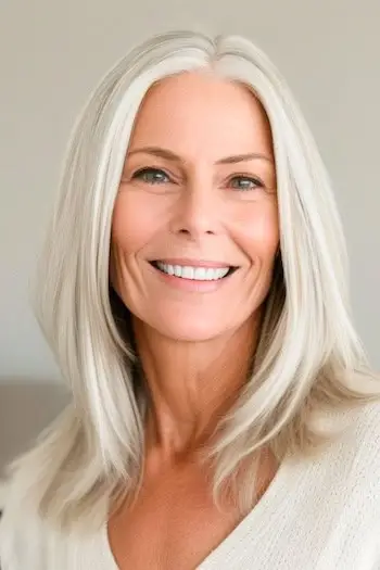 笑顔の60代女性に肩まで届くロングレイヤード。