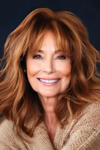 笑顔の 60 代女性の乱れたオーバーンの波。