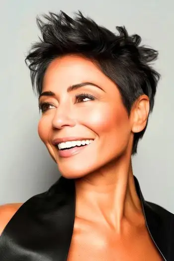 Peinado Pixie despeinado en una mujer de unos 50 años con cabello fino.