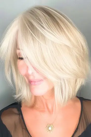 Bob platino sobre una mujer de unos 50 años con cabello fino.