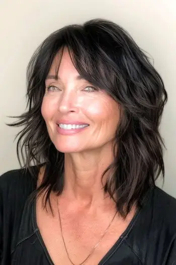 Peinado de capas peludas hasta los hombros en una mujer de unos 50 años con cabello fino.