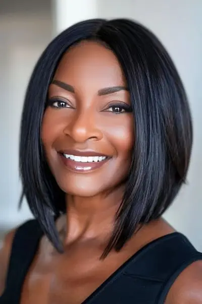 Elegantní obrácený Bob účes pro ženy nad 50 let.