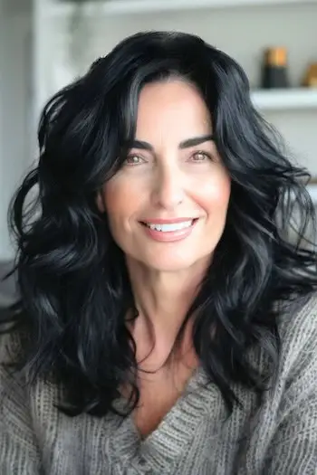 50세 이상 여성을 위한 중간 길이의 검은색 웨이브 헤어스타일.