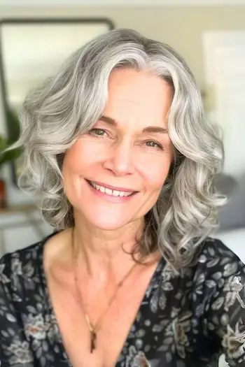 50세 이상 여성을 위한 중앙 부분 헤어스타일의 실버 웨이브.