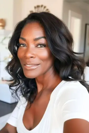 50세 이상 여성을 위한 중간 길이의 부드러운 웨이브 헤어스타일.