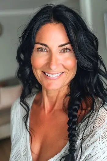 50세 이상 여성을 위한 브레이드 헤어스타일의 보헤미안 웨이브.