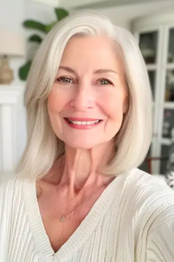 Stredne dlhý účes dlhý Bob s ofinou na boku.