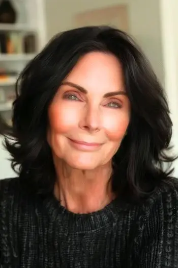 Rozstrapatený účes so stredne dlhými vrstvami.