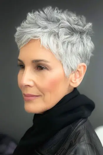 가는 머리를 가진 60세 이상 여성을 위한 질감 있는 뾰족한 Pixie 짧은 헤어스타일.