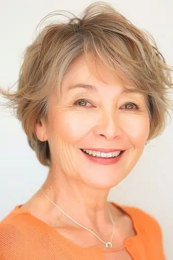 가는 머리를 가진 60세 이상 여성을 위한 짧은 깃털 레이어 짧은 헤어스타일.