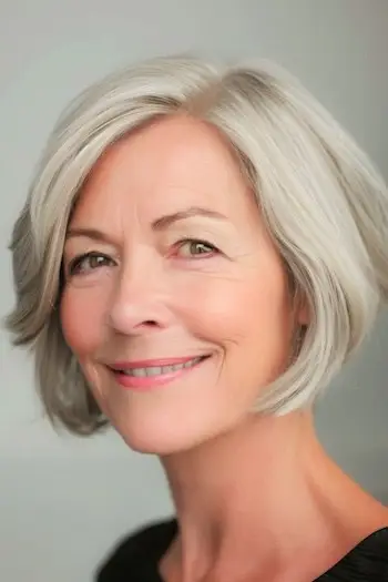 가는 머리를 가진 60세 이상 여성을 위한 옆 부분 짧은 헤어스타일이 있는 턱 길이 밥.