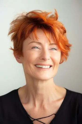 가는 머리를 가진 60세 이상 여성을 위한 비대칭 픽시 짧은 헤어스타일.