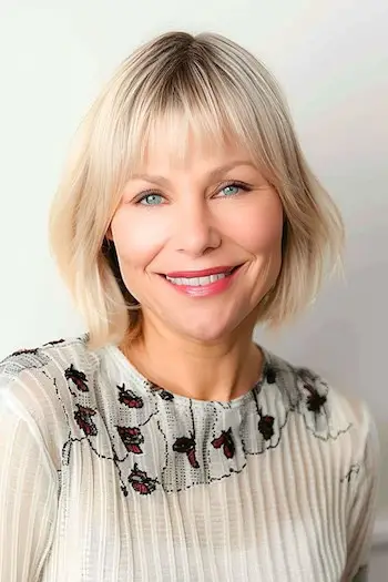 가는 머리를 가진 60세 이상 여성을 위한 앞머리가 있는 얼굴 프레이밍 밥 짧은 헤어스타일.