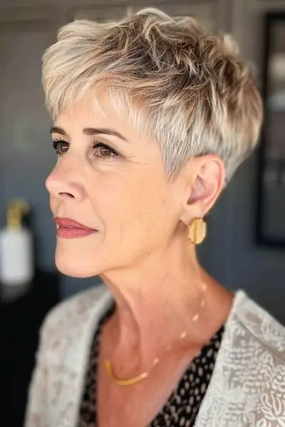 Zvýraznený textúrovaný účes Pixie pre ženy nad 60 rokov.