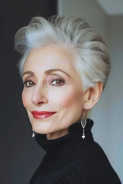 Rozstrapatený objemný strih Pixie pre ženy nad 60 rokov.